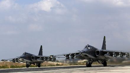 Zwei russische SU-25-Kampfjets starten vom syrischen Luftwaffenstützpunkt Hmeymim. Das Bild hat das russische Verteidigungsministerium veröffentlicht. 
