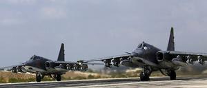 Zwei russische SU-25-Kampfjets starten vom syrischen Luftwaffenstützpunkt Hmeymim. Das Bild hat das russische Verteidigungsministerium veröffentlicht. 