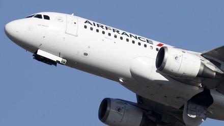 Eine Air France A320 Maschine beim Start vom Montpellier Flughafen, Frankreich. 