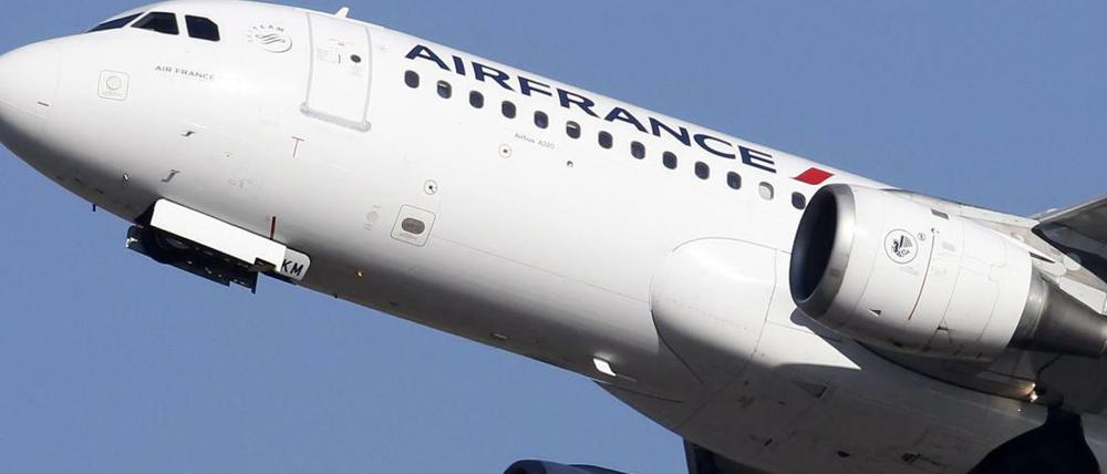 Eine Air France A320 Maschine beim Start vom Montpellier Flughafen, Frankreich. 