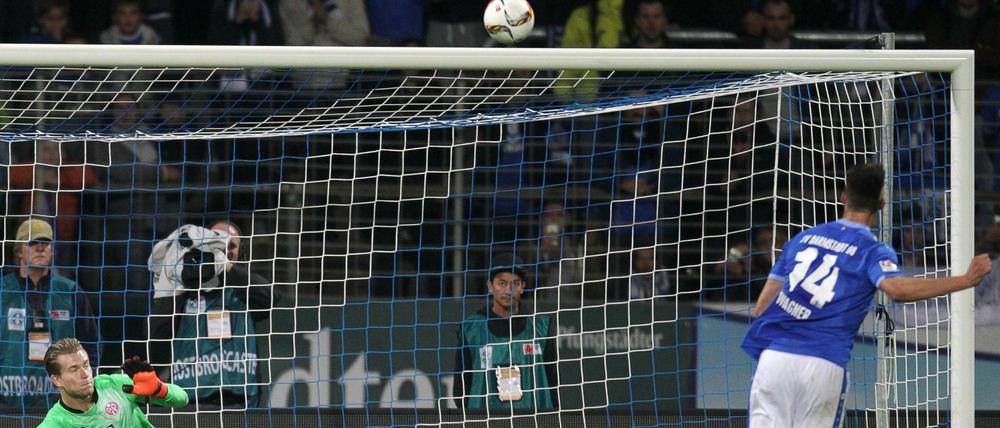 Drüber: Angreifer Sandro Wagner von Darmstadt 98 vergibt einen Elfmeter gegen den FSV Mainz 05. Nach der Szene wurde das Spiel abgepfiffen.
