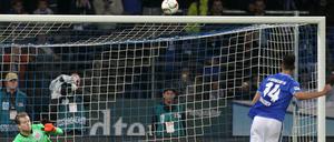Drüber: Angreifer Sandro Wagner von Darmstadt 98 vergibt einen Elfmeter gegen den FSV Mainz 05. Nach der Szene wurde das Spiel abgepfiffen.
