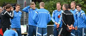 Assistenztrainer Thomas Schneider (l) und Torwarttrainer Andreas Koepke (3.v.r) haben die Nationalspieler Marco Reus (l-r), Max Kruse, Matthias Ginter, Andre Schuerrle, Marc-Andre ter Stegen, Kevin Volland, Bernd Leno und Sebastian Rudy um sich versammelt. 
