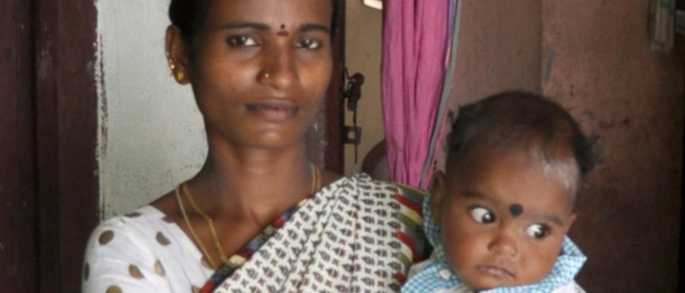 Die 19-jährige Ramya Rajishwari hält ihren Sohn am 17.09.2015 in Chennai (Indien) auf dem Arm.