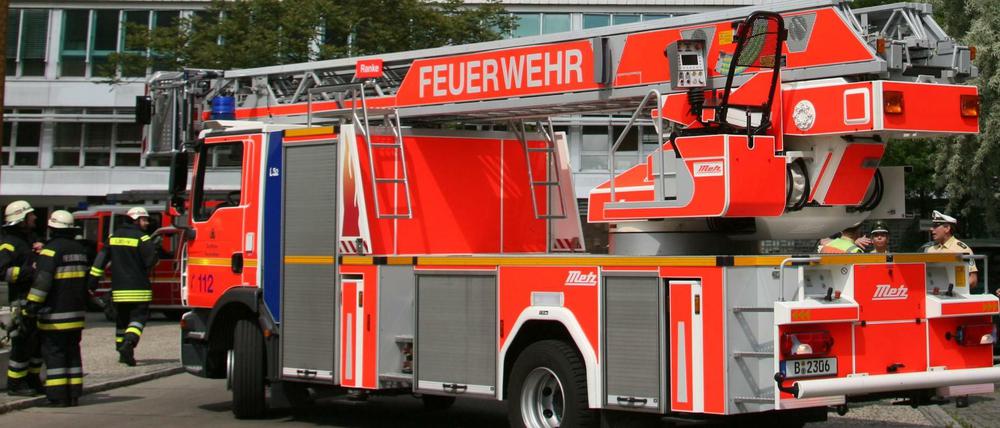 Am Freitag hat die Berliner Feuerwehr einen Wohnungsbrand in Schöneberg gelöscht. Zwei Menschen kamen bei dem Brand ums Leben.