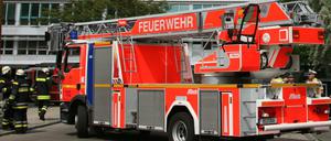 Am Freitag hat die Berliner Feuerwehr einen Wohnungsbrand in Schöneberg gelöscht. Zwei Menschen kamen bei dem Brand ums Leben.
