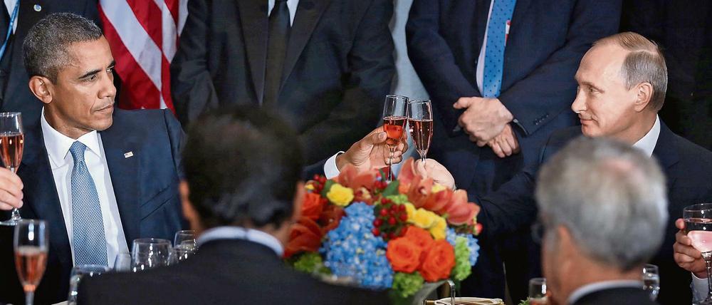 Anstoßen. Russlands Präsident Wladimir Putin und US-Präsident Barack Obama begegneten sich auch beim Essen am Rande der UN-Vollversammlung in New York auf Augenhöhe.