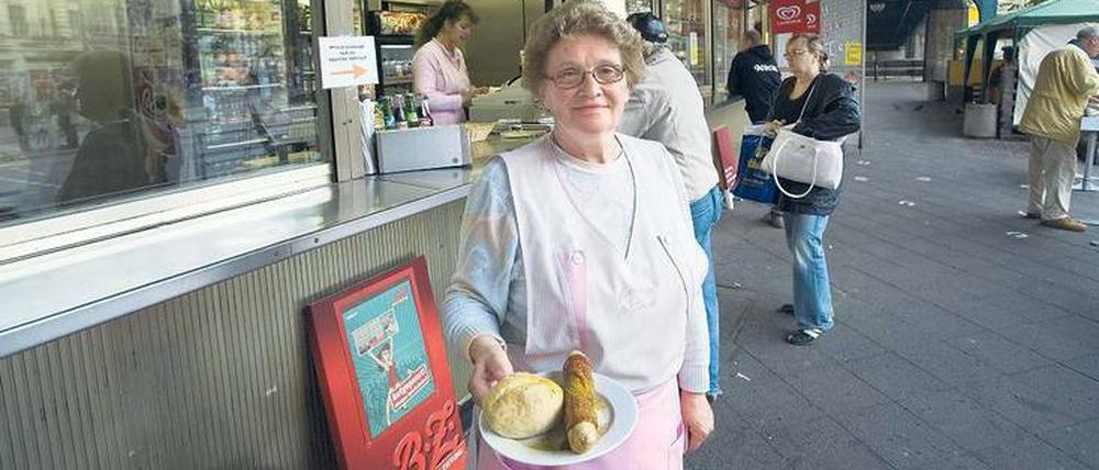 Wenn einem alles wurst ist. Als Konnopke’s Imbiss vor rund 85 Jahren gegründet wurde, bestand die Kundschaft vor allem aus Schichtarbeitern. Heute versorgt Inhaberin Waltraut Ziervogel eher Touristen. 