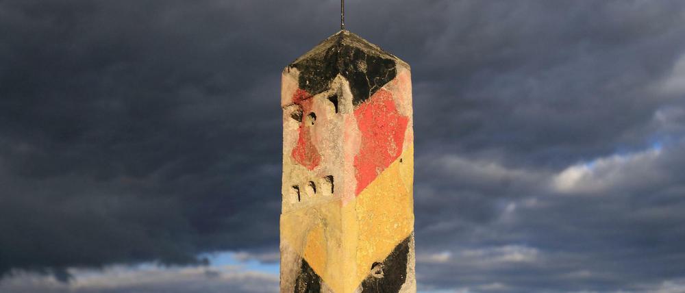 Licht und Schatten am Grenzdenkmal in Hötensleben (Sachsen-Anhalt). 