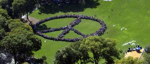 Ein Friedenssymbol im Central Park in New York am Dienstag, bestehend aus über 2000 Menschen. Anlass war der Geburtstag von John Lennon, der am Freitag 75 Jahre als geworden wäre. Yoko Ono hatte die Aktion gestartet, den Weltrekord allerdings verfehlt.