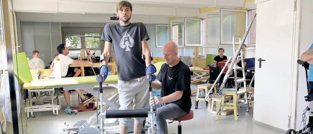  Benjamin Baltruschat kann nach nur vier Monaten in der Reha-Klinik in Pforzheim wieder am Rollator gehen. 