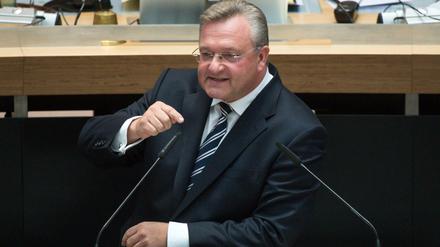 Innensenator Frank Henkel (CDU) lobt die Helfer.
