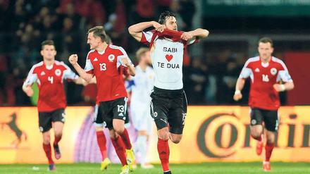 Deutsch-albanische Liebe. Mergim Mavraj wurde in Hanau geboren und spielte auch für die deutsche U 21 – seit 2012 gehört sein Herz jedoch fußballerisch dem Land seiner Eltern. 