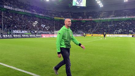 Endlich wieder Schlabberlook: Am Sonnabend darf André Schubert, Trainer bei Borussia Mönchengladbach, endlich wieder den giftgrünen Sieger-Kapuzenpulli anziehen.