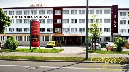 Im Aga's Hotel in der Rhinstraße kam es in der Nacht zu Sonnabend zu einer Explosion. Das Foyer ist stark beschädigt, verletzt wurde niemand.