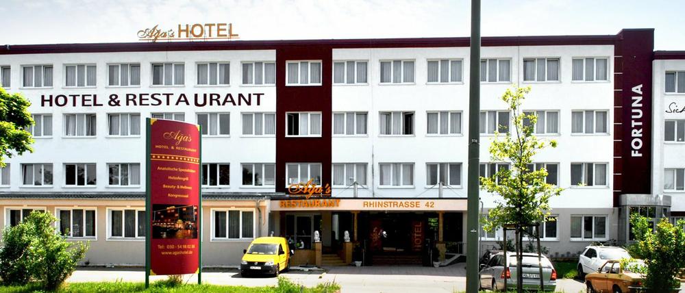 Im Aga's Hotel in der Rhinstraße kam es in der Nacht zu Sonnabend zu einer Explosion. Das Foyer ist stark beschädigt, verletzt wurde niemand.