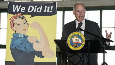 Kaliforniens Gouverneur Jerry Brown erklärt den Gesetzesentwurf zu gleichen Entlohnung von Männern und Frauen. 