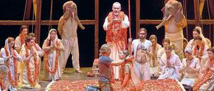 Roberto Alagna (vorne, l.) als Vasco da Gama und Sophie Koch als Selica.