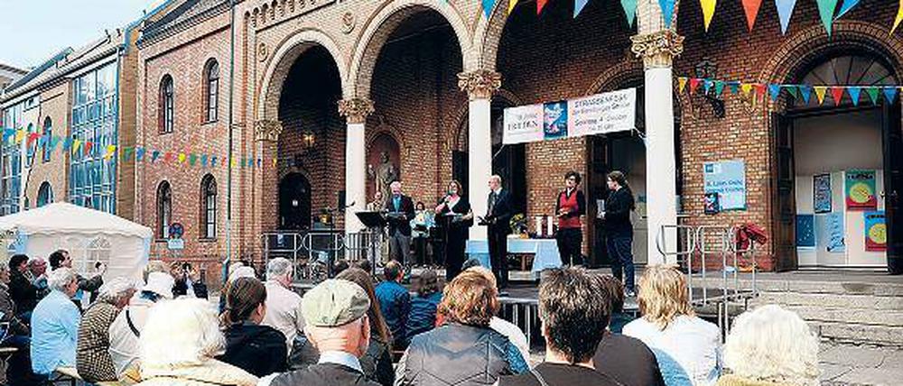 Volle Bühne. Predigt und Lieder wurden in Gebärdensprache übersetzt.