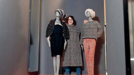 Gestrickt. Claudia Skoda mit Modellen aus ihrer aktuellen Kollektion. 