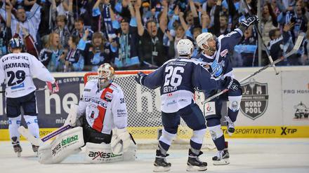 Am Sonntag zu stark: Die Hamburg Freezers (r.) jubeln über das 3:0 gegen die Eisbären.