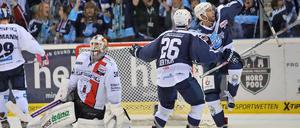 Am Sonntag zu stark: Die Hamburg Freezers (r.) jubeln über das 3:0 gegen die Eisbären.