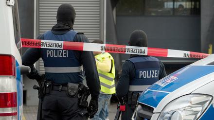Vermummte Polizisten sind auf dem Gelände des Flughafens in Frankfurt am Main (Hessen) im Einsatz und durchsuchen eine Lagerhalle. Mehrere hundert Beamte sind allein auf dem Flughafen Frankfurt mit Durchsuchungen beschäftigt. 