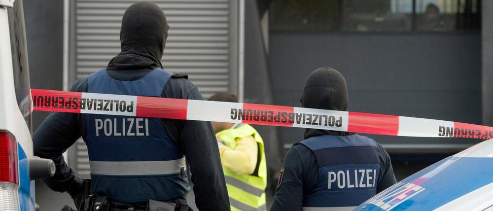 Vermummte Polizisten sind auf dem Gelände des Flughafens in Frankfurt am Main (Hessen) im Einsatz und durchsuchen eine Lagerhalle. Mehrere hundert Beamte sind allein auf dem Flughafen Frankfurt mit Durchsuchungen beschäftigt.