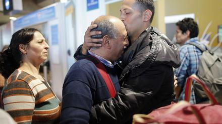 Der Syrer Ghassan Aleid (r.) umarmt auf dem Flughafen Charles de Gaulle bei Paris seinen Vater Issa, der mit weiteren Familienmitgliedern seinem Sohn nachgereist ist.