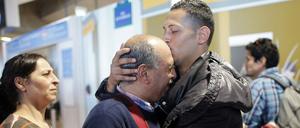 Der Syrer Ghassan Aleid (r.) umarmt auf dem Flughafen Charles de Gaulle bei Paris seinen Vater Issa, der mit weiteren Familienmitgliedern seinem Sohn nachgereist ist.
