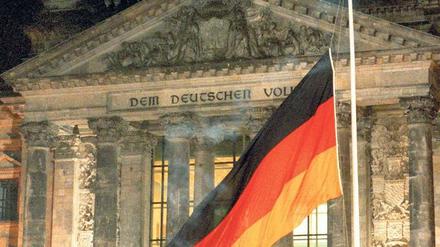 Um Mitternacht wird am 2. Oktober 1990 die "Fahne der Einheit" vor dem Reichstag gehisst.