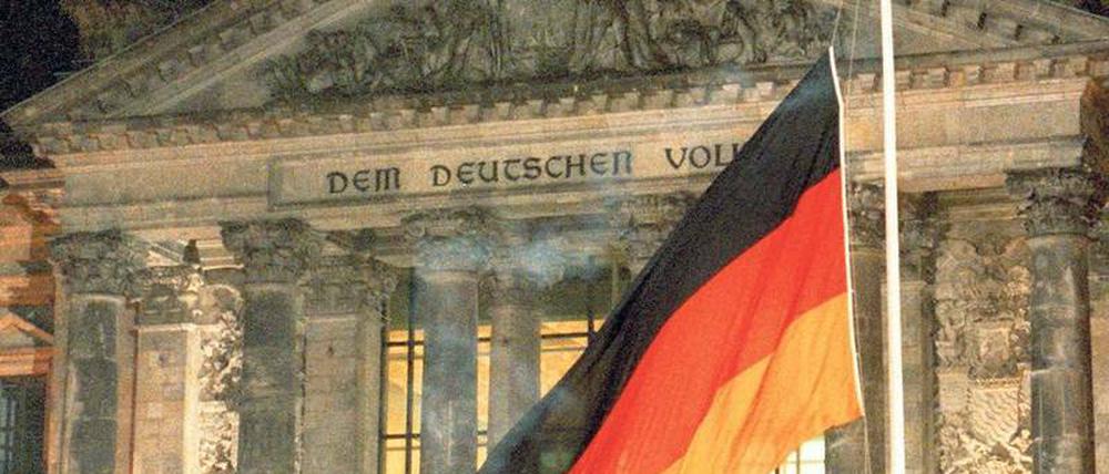 Um Mitternacht wird am 2. Oktober 1990 die "Fahne der Einheit" vor dem Reichstag gehisst.