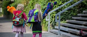 Zwei Mädchen auf dem Weg zur Einschulungsfeier.