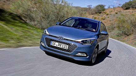 Flotter Auftritt: Der neue Hyundai i20 ist mit geschärftem Blick und tiefer Schürze unterwegs und zeigt stringente Schulterlinien.