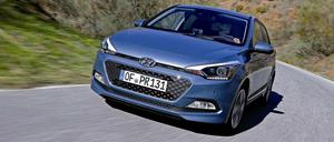 Flotter Auftritt: Der neue Hyundai i20 ist mit geschärftem Blick und tiefer Schürze unterwegs und zeigt stringente Schulterlinien.