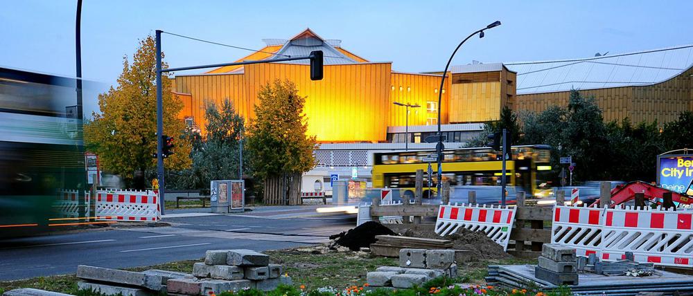 Die Philharmonie in der Dämmerung .