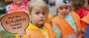 Aktionstag. Auch Kinder der Kitas "Gänseblümchen" und "Buddelflink" waren dabei, als das Kitabündnis am Mittwoch mehr Erzieher und Kitaplätze forderte. 