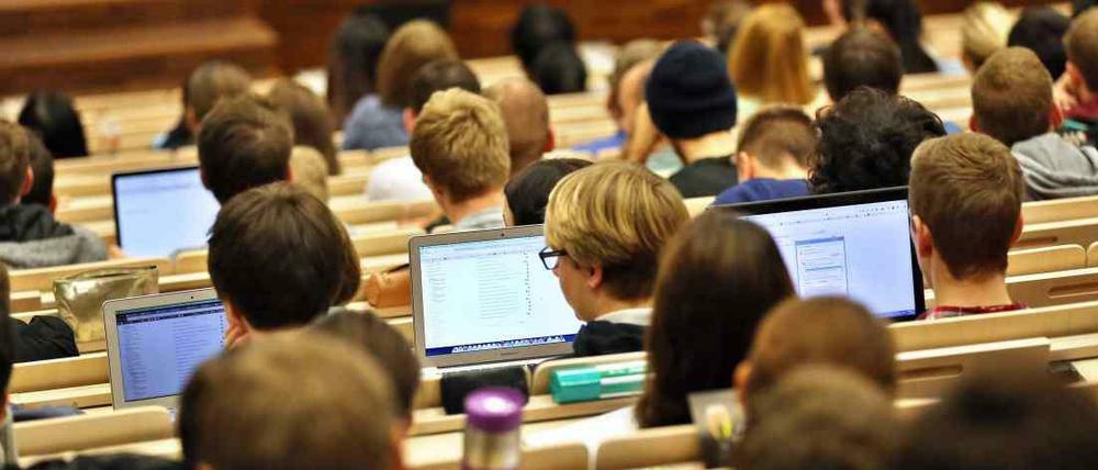 Studenten verfolgen eine Vorlesung. Berlin ist im internationalen Vergleich in Sachen Informatik im Mittelfeld. 