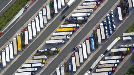 Autobahnraststätte Hamm-Rhynern. Für viele Trucker werden Rastplätze immer mehr zum zu Hause, beklagen deutsche Lkw-Fahrer.