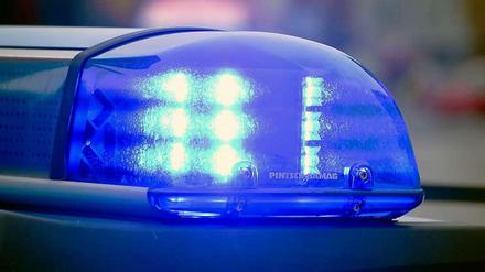 Freitagabend fuhr ein Mann mit seinem PKW ein Feuerwehrfahrzeug an - als er über den Gehweg flüchtete, überfuhr er eine Passantin, die schwer verletzt wurde. 