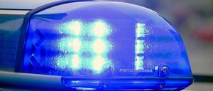 Freitagabend fuhr ein Mann mit seinem PKW ein Feuerwehrfahrzeug an - als er über den Gehweg flüchtete, überfuhr er eine Passantin, die schwer verletzt wurde. 