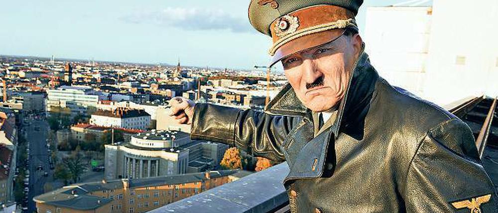Achtung Berlin. Adolf Hitler (Oliver Masucci) betrachtet seine alte und neue Bühne.