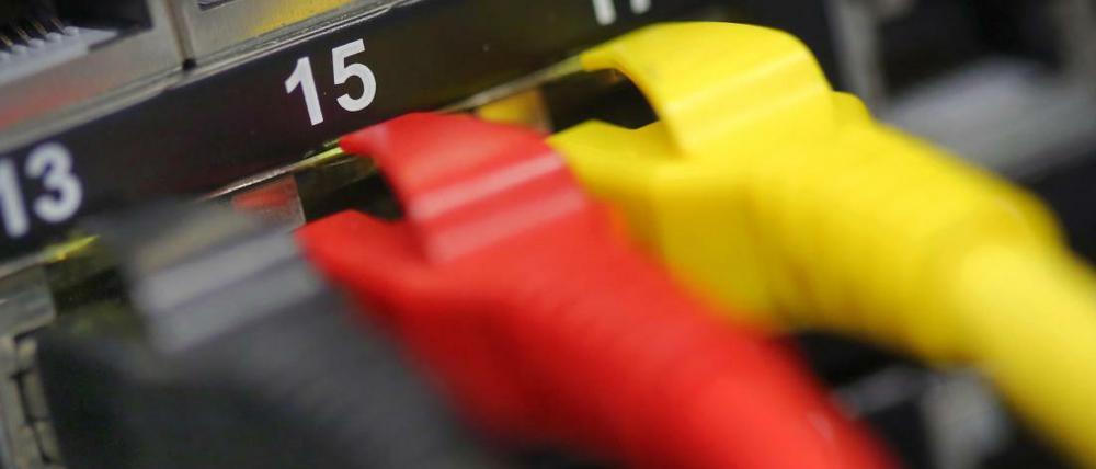 Vielen nach wie vor zu langsam: die Internetverbindung. Bis 2018 soll in Deutschland Breitband verlegt sein. 