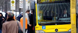 In der Nacht zu Samstag kam es in zwei BVG-Bussen zu Übergriffen, ein Busfahrer wurde verletzt. Schon häufiger kam es in Bussen zu Ausschreitungen und Vandalismus. (Archivbild)