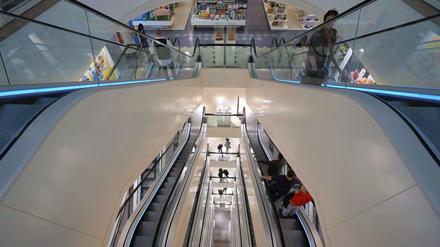 Kaufhäuser, Center und weitere Läden nutzen die Sondererlaubnis, darunter auch Karstadt am Ku'damm, wo dieses Bild entstand.