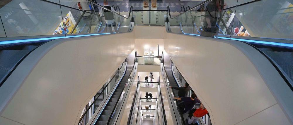 Kaufhäuser, Center und weitere Läden nutzen die Sondererlaubnis, darunter auch Karstadt am Ku'damm, wo dieses Bild entstand.