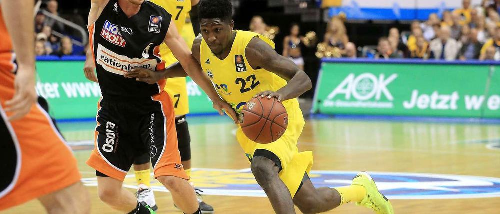 Will Cherry (Nr. 22) avancierte im ersten Spiel für Alba gleich zum Topscorer.