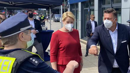 Innensenator Andreas Geisel präsentierte bei einem Besuch der Alexwache seine Genossin und SPD-Spitzenkandidatin Franziska Giffey.
