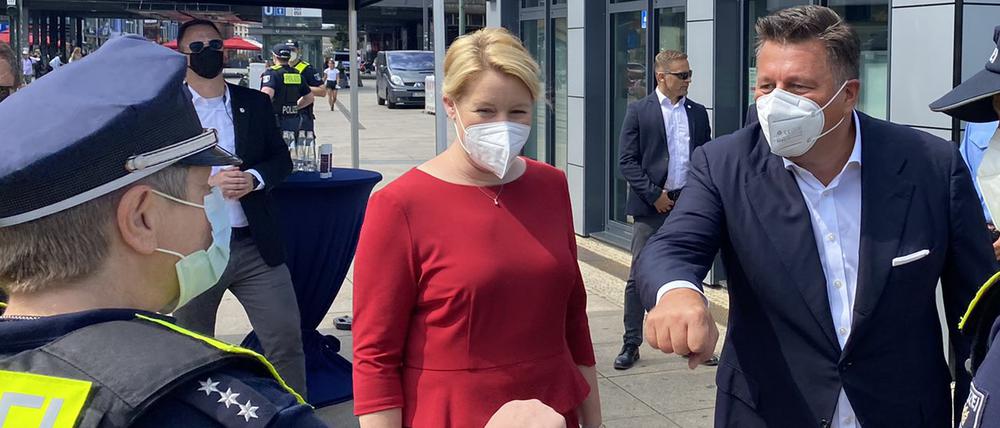 Innensenator Andreas Geisel präsentierte bei einem Besuch der Alexwache seine Genossin und SPD-Spitzenkandidatin Franziska Giffey.
