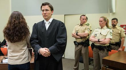 Die Angeklagte Beate Zschäpe neben ihrem Anwalt Mathias Grasel.